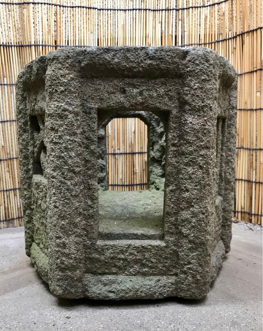 【昔の石灯篭の火袋・オブジェ・露地足元照らし】オブジェ・庭石・置物・ガーデニング