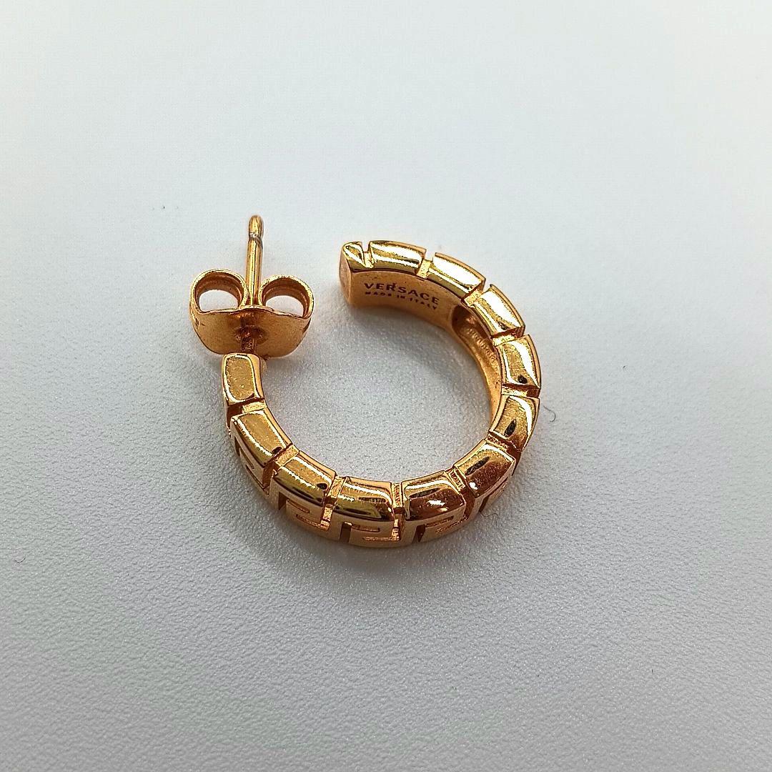 VERSACE フープピアス　グルカ　片耳用　ゴールドカラー　ロゴ