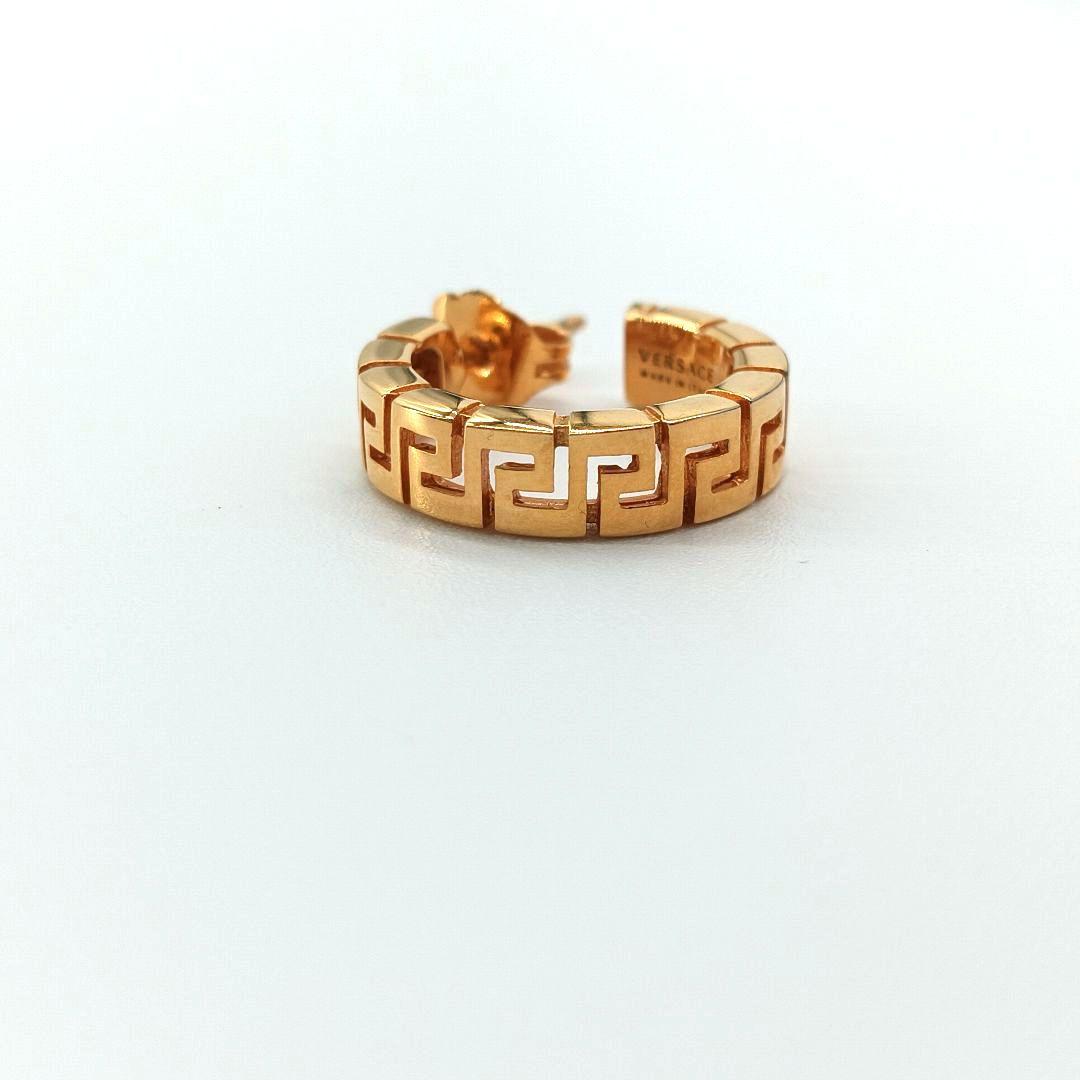 VERSACE フープピアス　グルカ　片耳用　ゴールドカラー　ロゴ