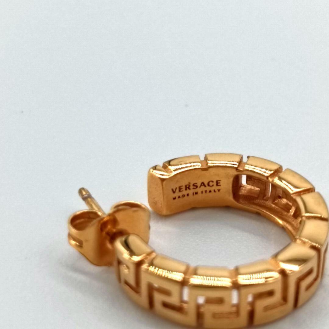 VERSACE フープピアス　グルカ　片耳用　ゴールドカラー　ロゴ