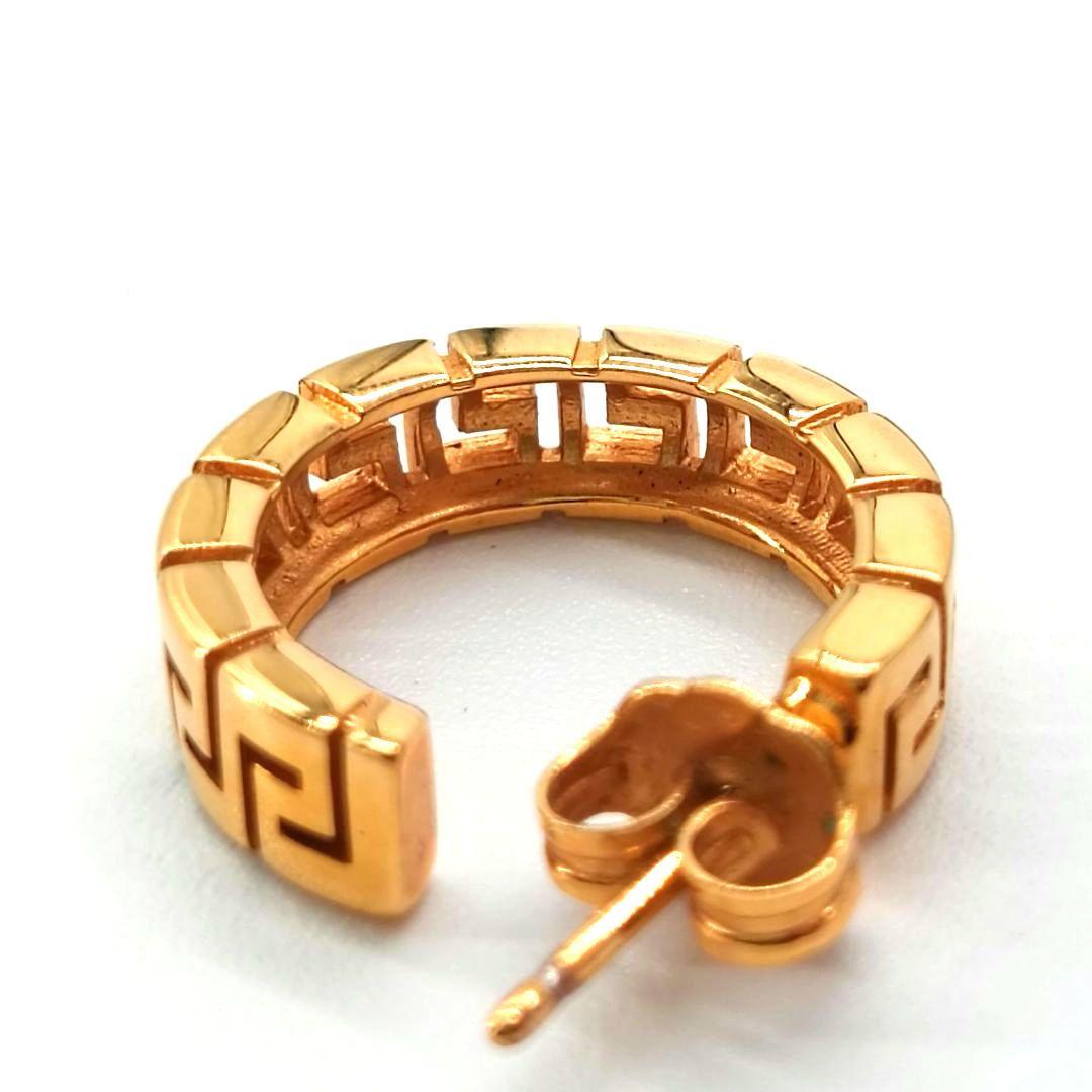 VERSACE フープピアス　グルカ　片耳用　ゴールドカラー　ロゴ
