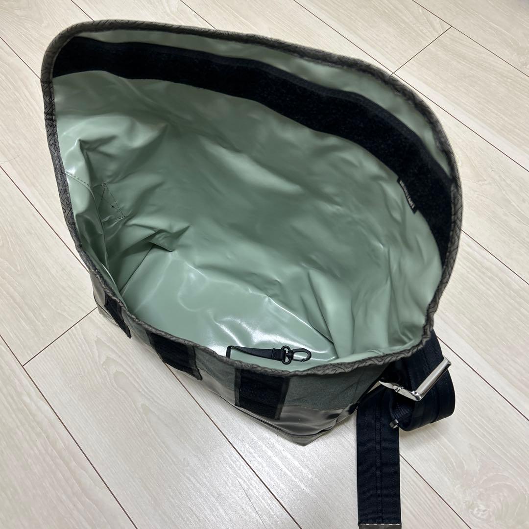 RESISTANT メッセンジャーバッグ/ ルポライダー