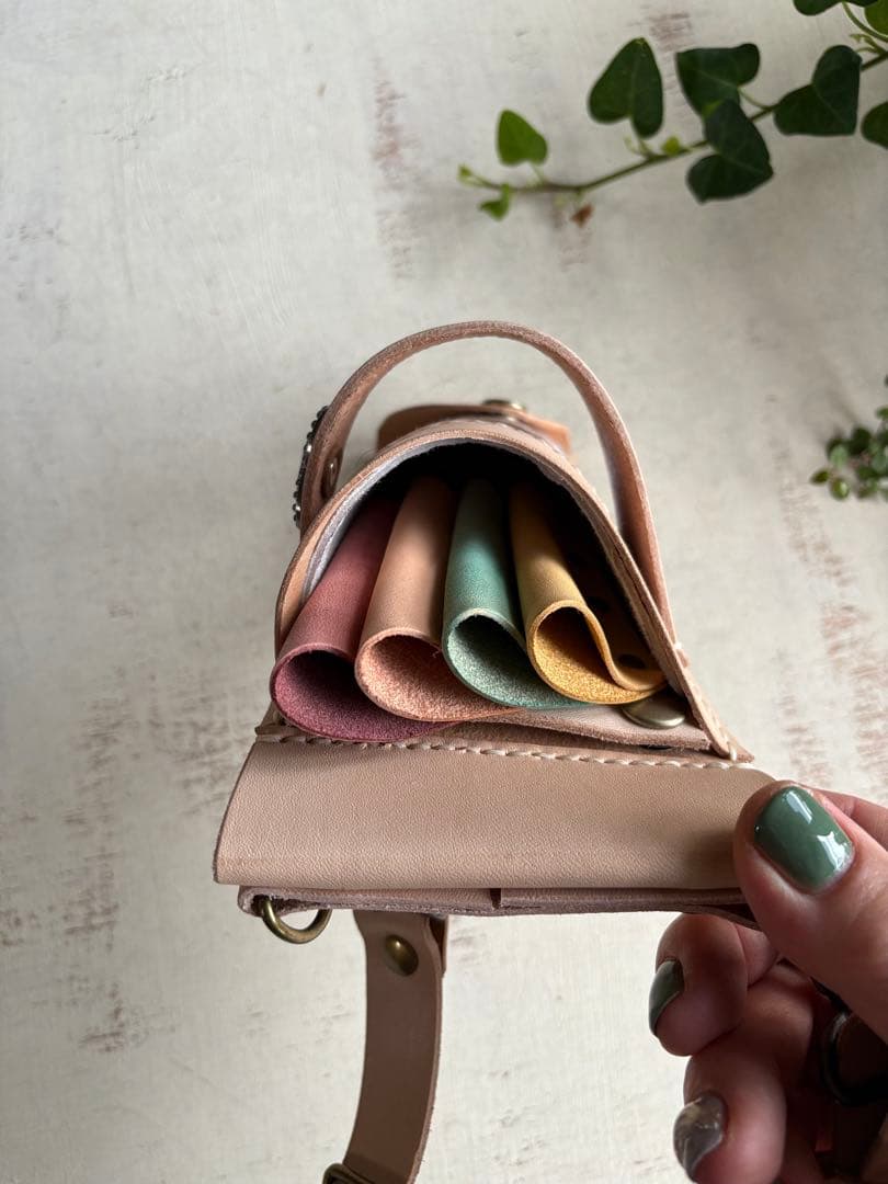 vivi ヌメ革ナチュラル、ハラコカウのコンパクトシザーケースと皮袋付き