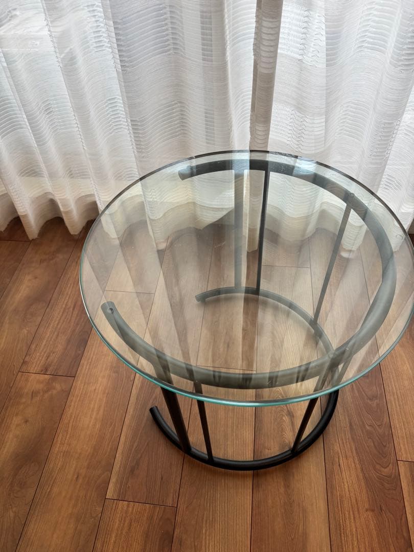 円形ガラスのサイドテーブル（黒フレーム）