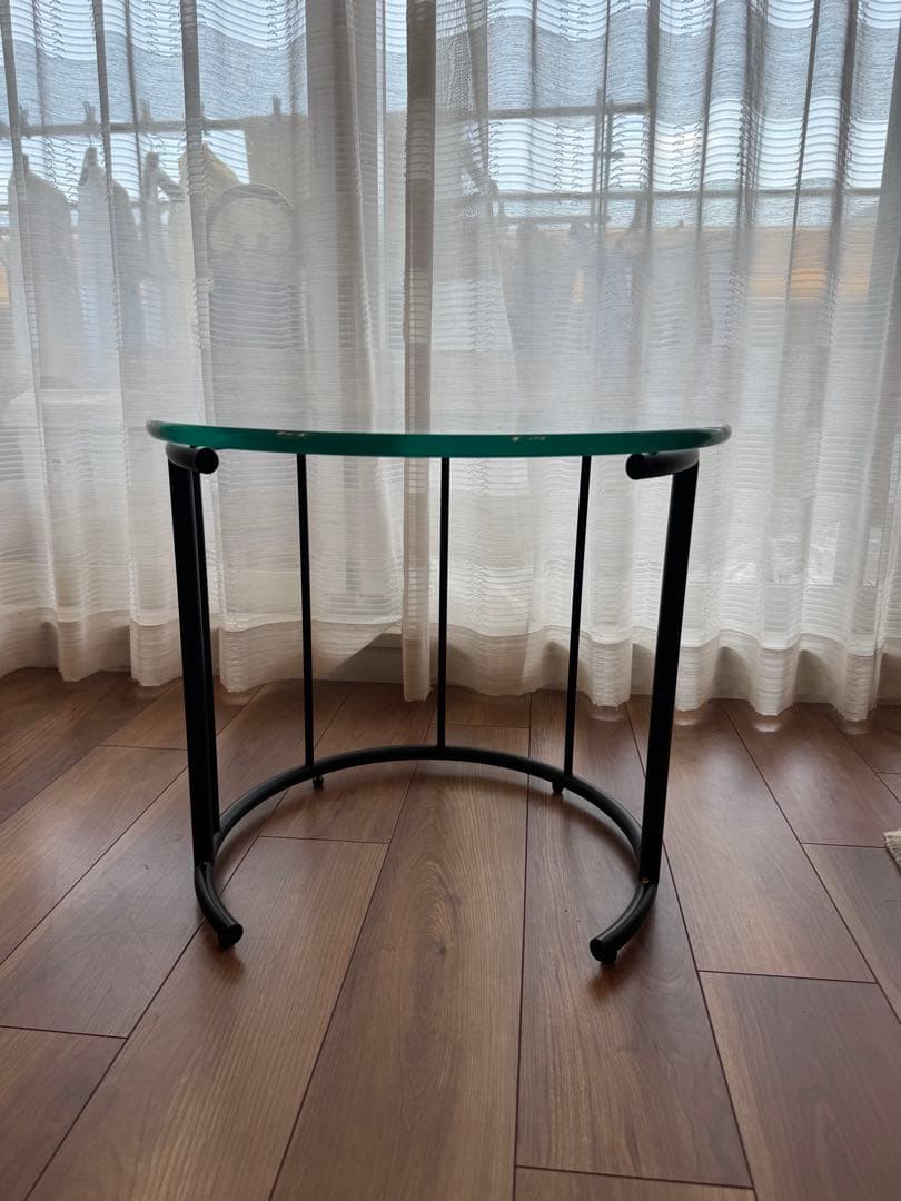 円形ガラスのサイドテーブル（黒フレーム）