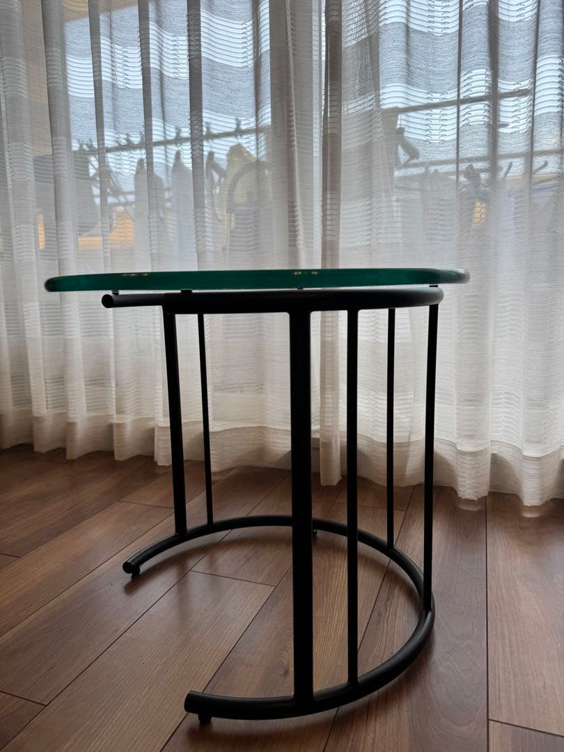 円形ガラスのサイドテーブル（黒フレーム）