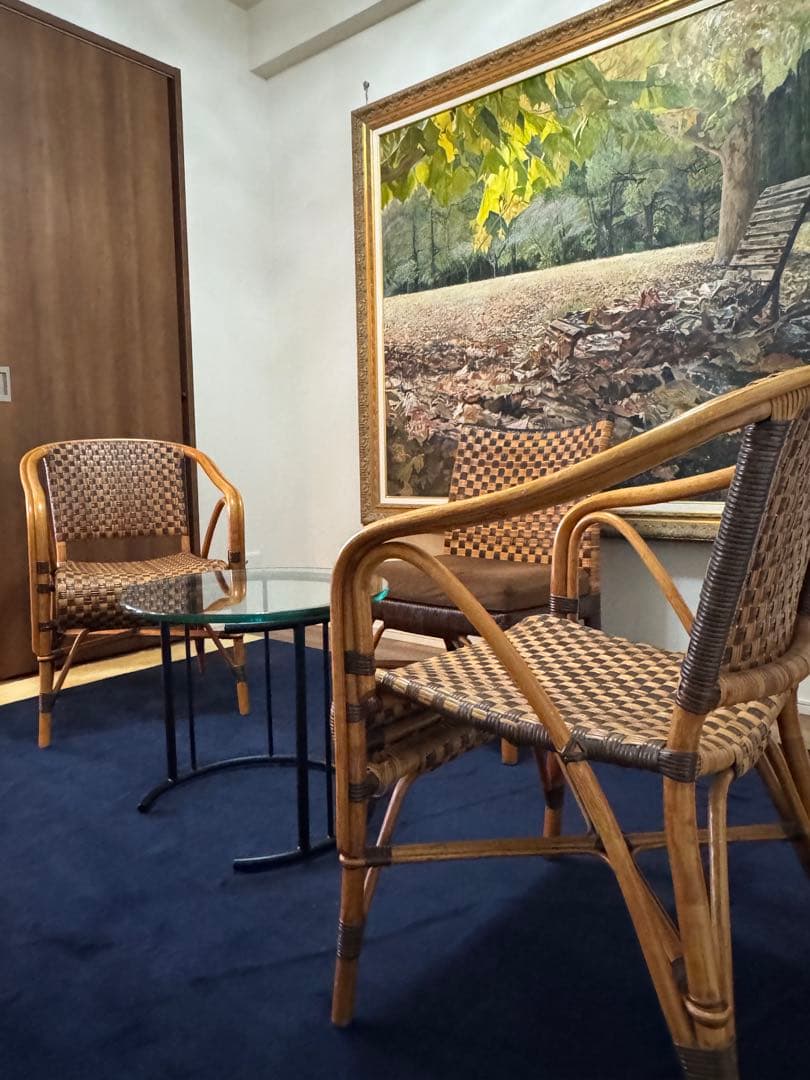 円形ガラスのサイドテーブル（黒フレーム）