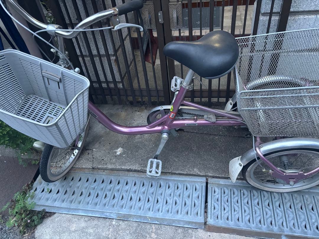 ピンク色の三輪車 前後メッシュカゴ付きブリジストン