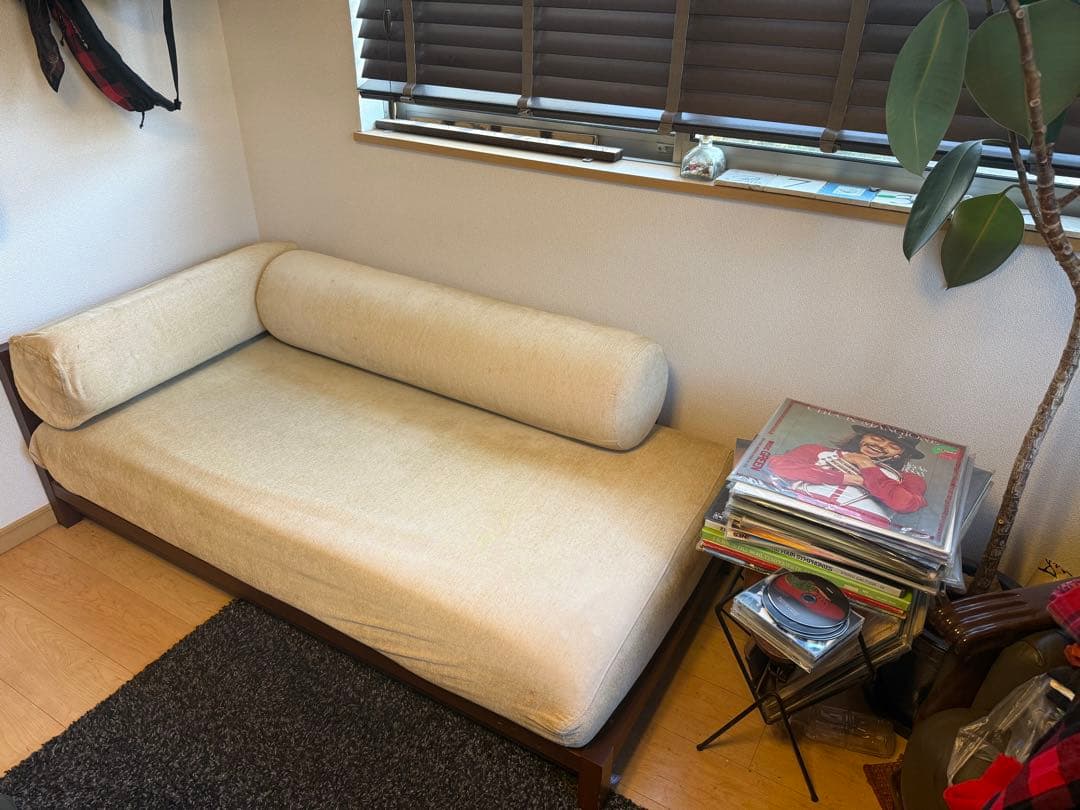 北欧モダンな暮らしを彩る｜木製フレームのデイベッド（ベンチソファ）