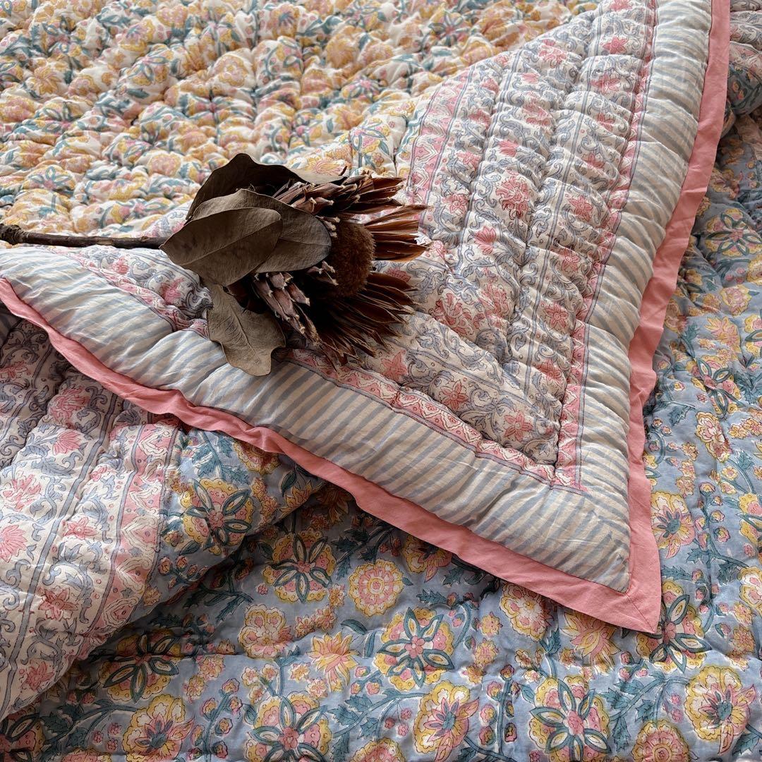 未使用※インド ブロックプリント 中綿入りキルト ベビーブルー　マルチカバーラグ