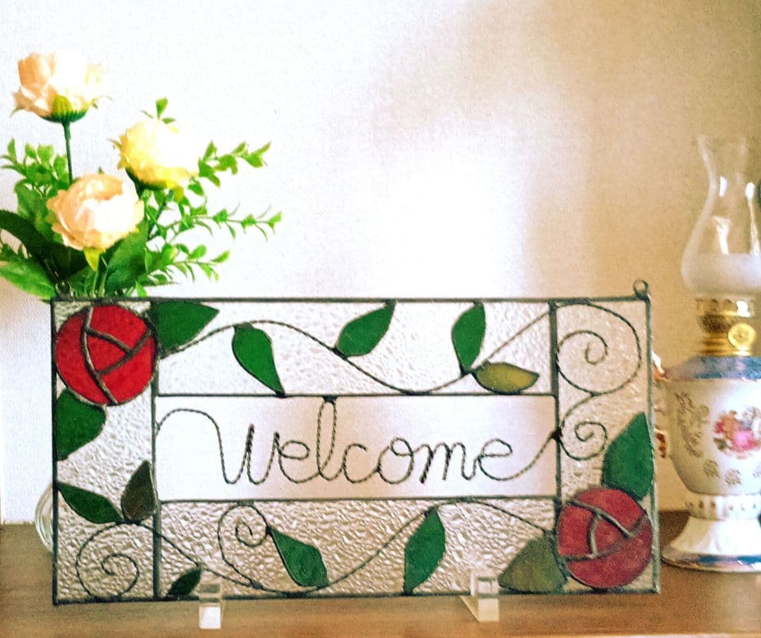 149 ステンドグラス　赤いバラのウェルカムボード　アクリルスタンド付き