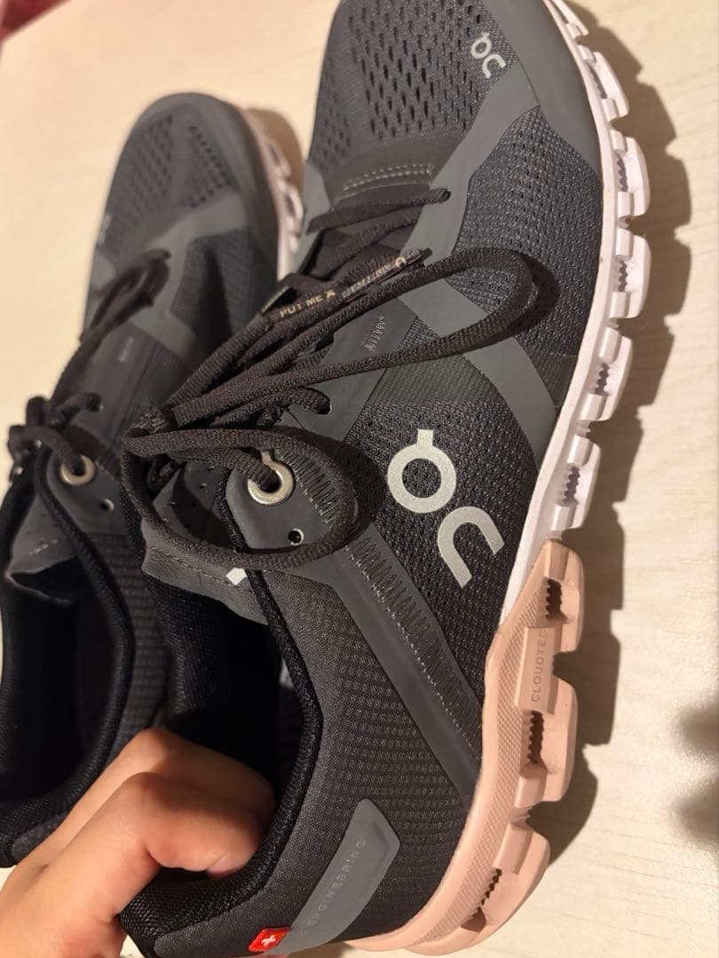 【値下げ】on ランニングシューズ　レディース　23㎝　ブラックピンク　箱あり