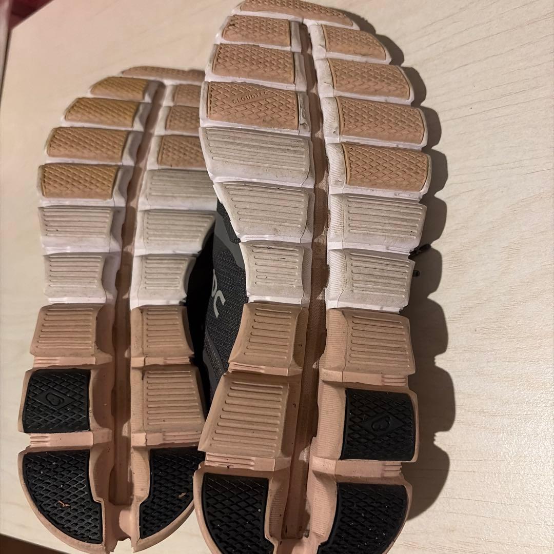 【値下げ】on ランニングシューズ　レディース　23㎝　ブラックピンク　箱あり