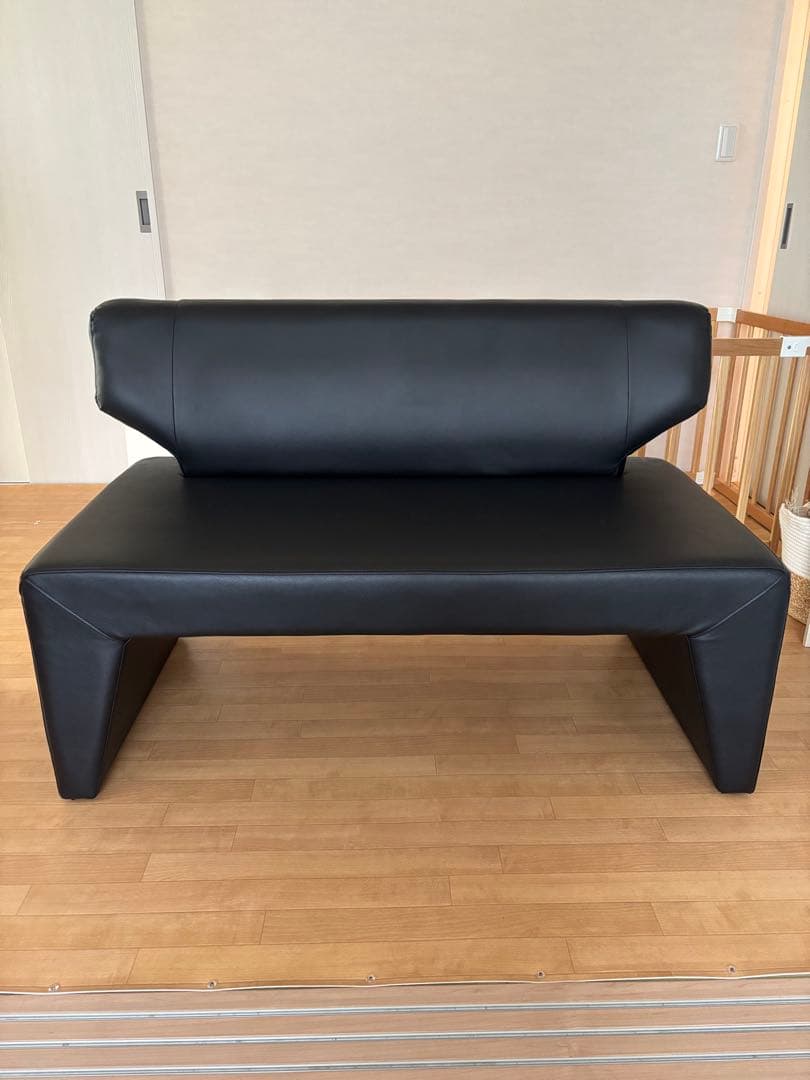 ベンチソファ　黒い合成皮革の背もたれ付きベンチ