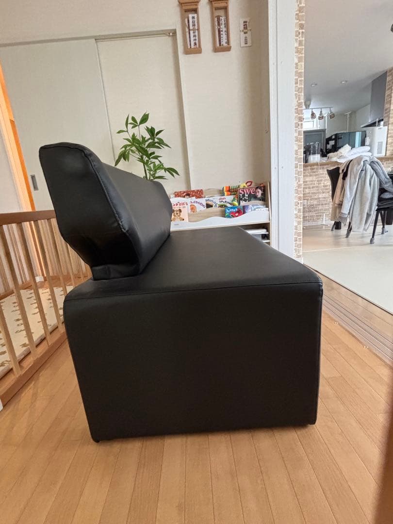 ベンチソファ　黒い合成皮革の背もたれ付きベンチ