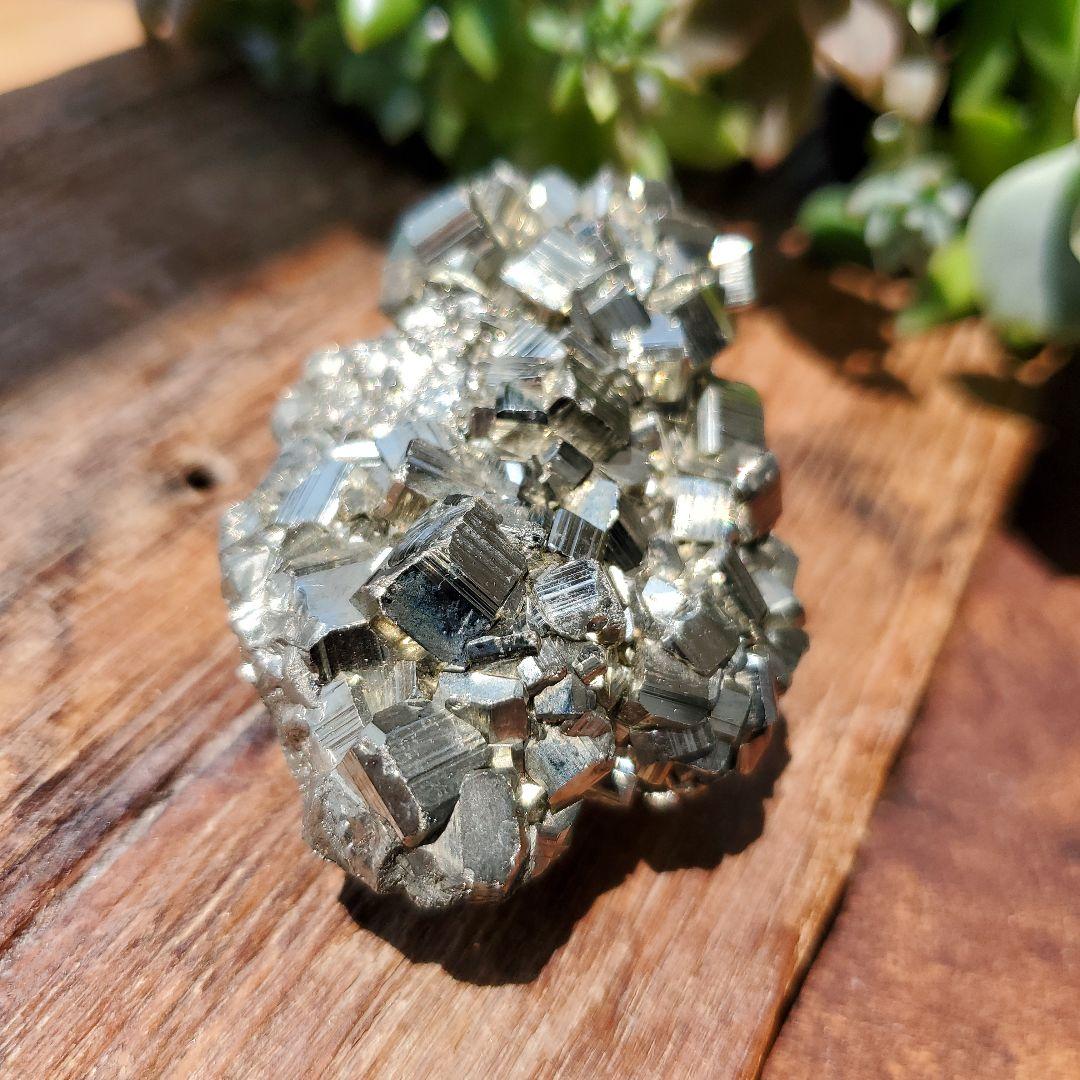 パイライト原石　大きめ　結晶7　ペルー産　鉱物標本（黄鉄鉱）