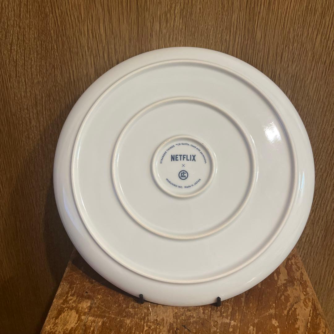 Netflix × マルヒロ　ストレンジャー・シングス 記念プレート／色絵宝尽文