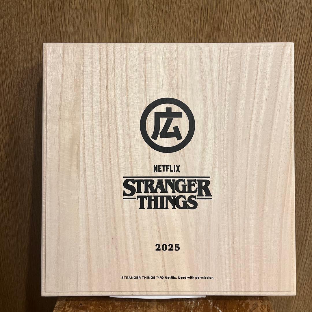 Netflix × マルヒロ　ストレンジャー・シングス 記念プレート／色絵宝尽文