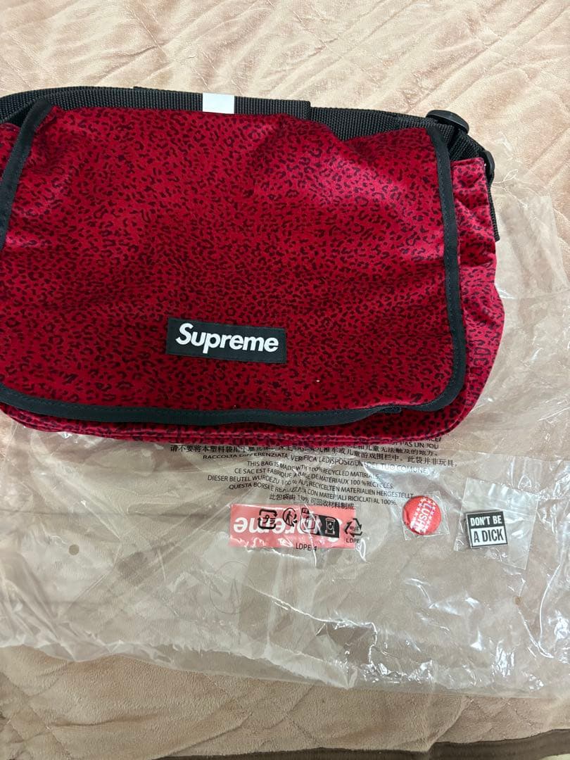 新品！Supreme Velvet Small Messenger Bag赤