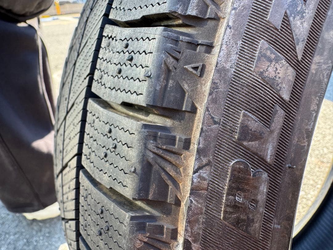 ブリザックVRX3 225/40 R18 2023年10月製スタッドレスタイヤ