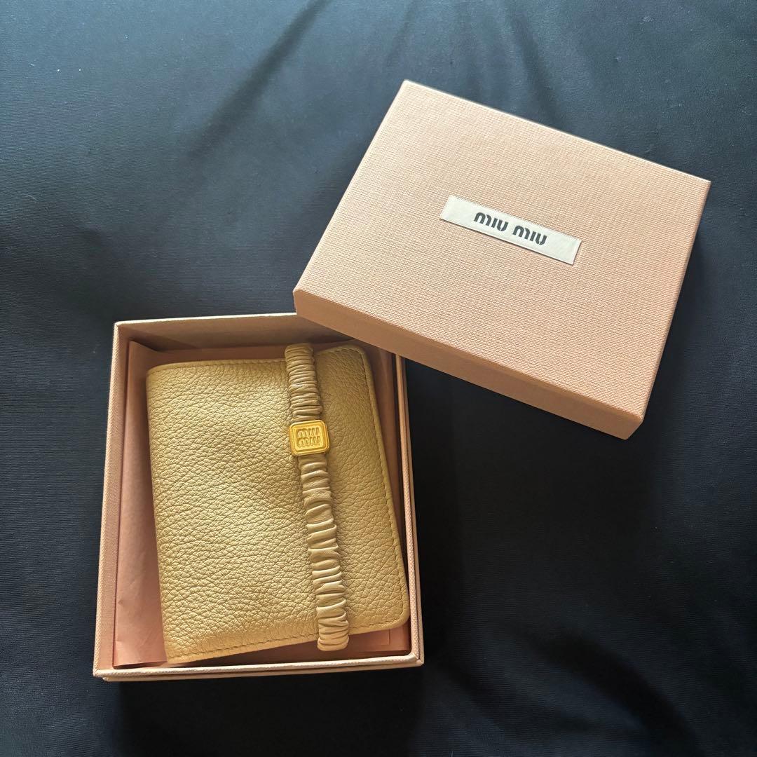 miumiu 財布 二つ折り ベージュ