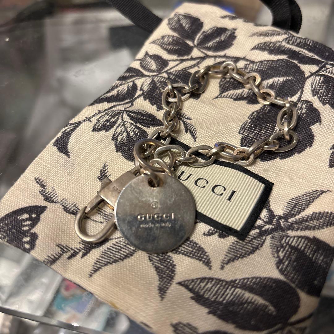 GUCCI チェーンブレスレット ロゴ付き