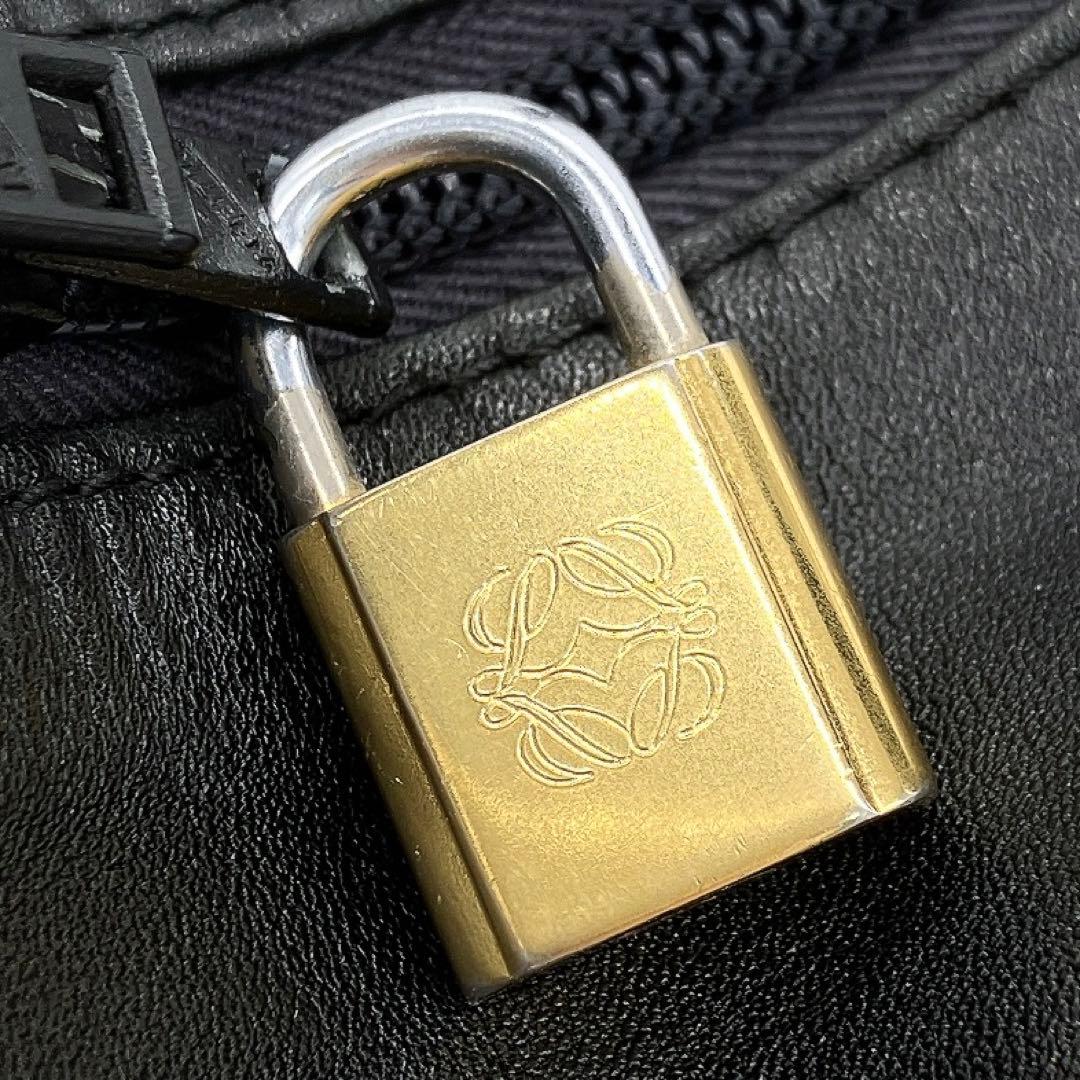 【LOEWE】ボストンバッグ　アナグラム型押し　柔らかレザー　ブラック　南京錠
