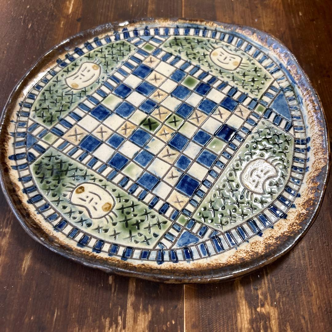 沖縄　やちむん　作家　陶芸作家　大皿プレート　手彫り　手削り　飾り皿　猫　8寸皿