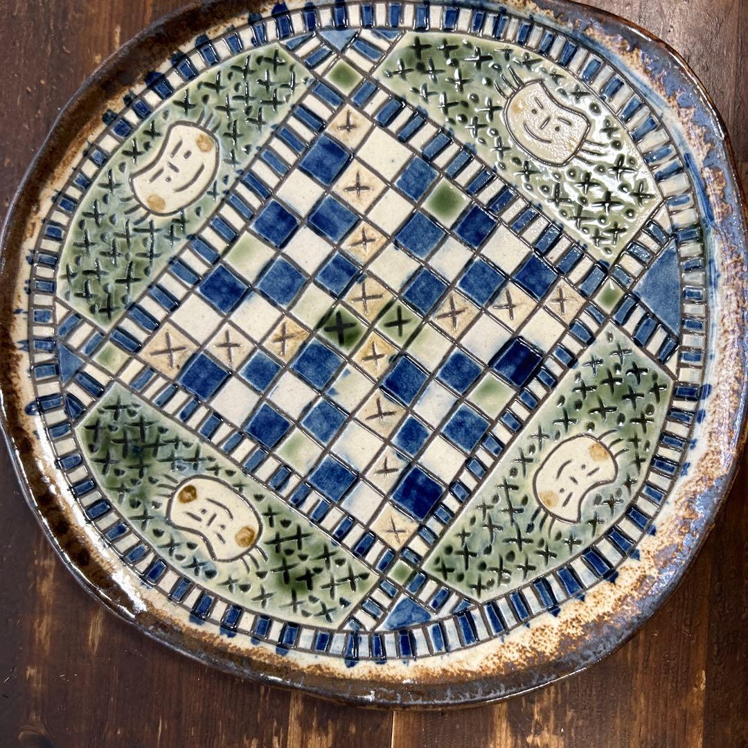 沖縄　やちむん　作家　陶芸作家　大皿プレート　手彫り　手削り　飾り皿　猫　8寸皿