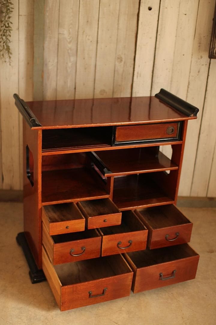 古い木製の茶箪笥　収納棚　小引き出し7杯