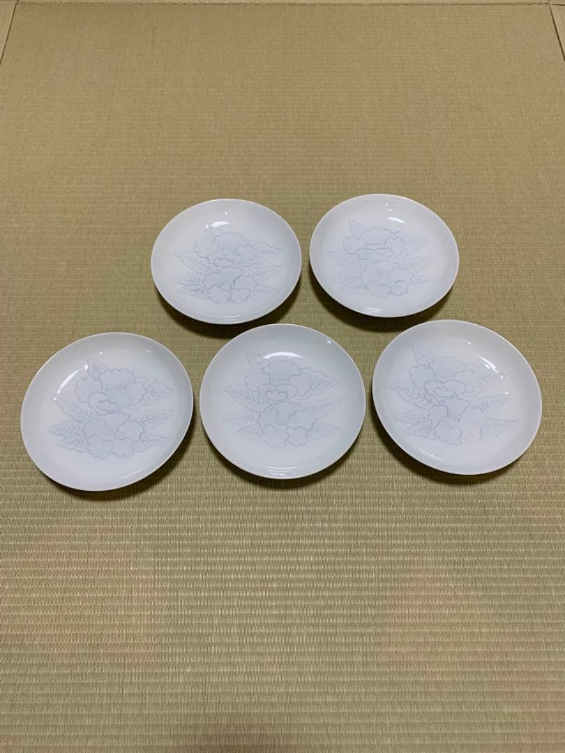 人間国宝・井上萬二　白滋染椿彫文　カップ＆ソーサー5点セット