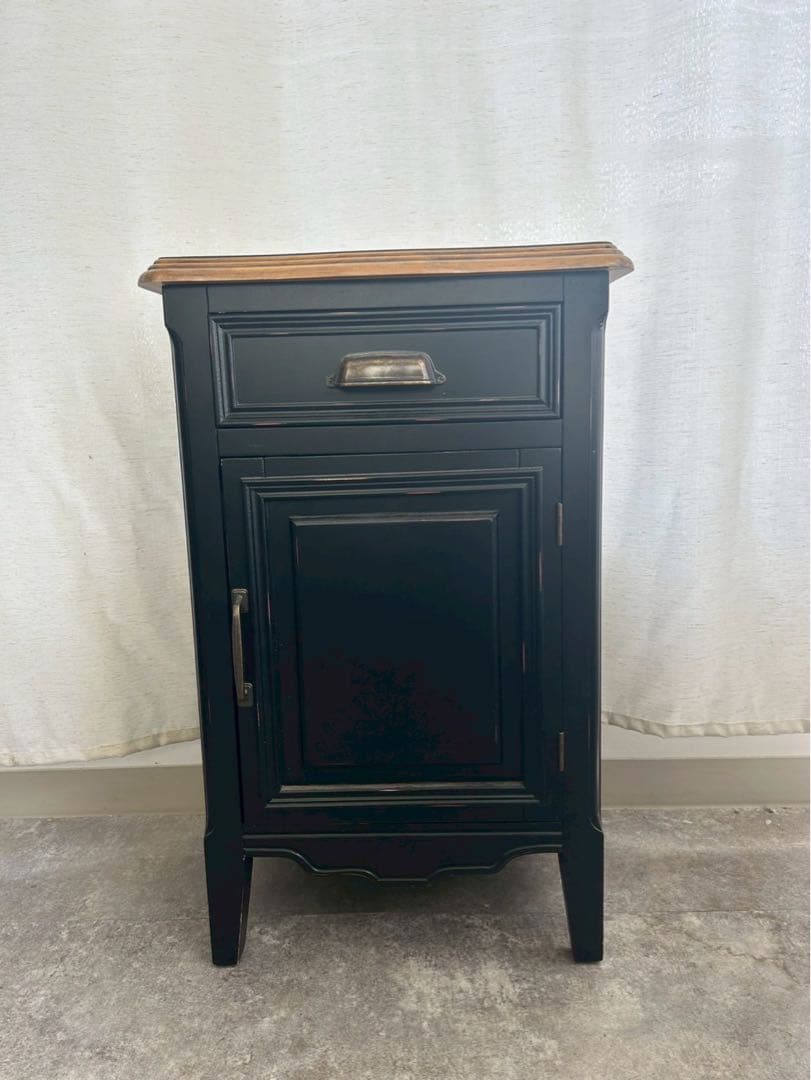 黒い木製クラシックキャビネット