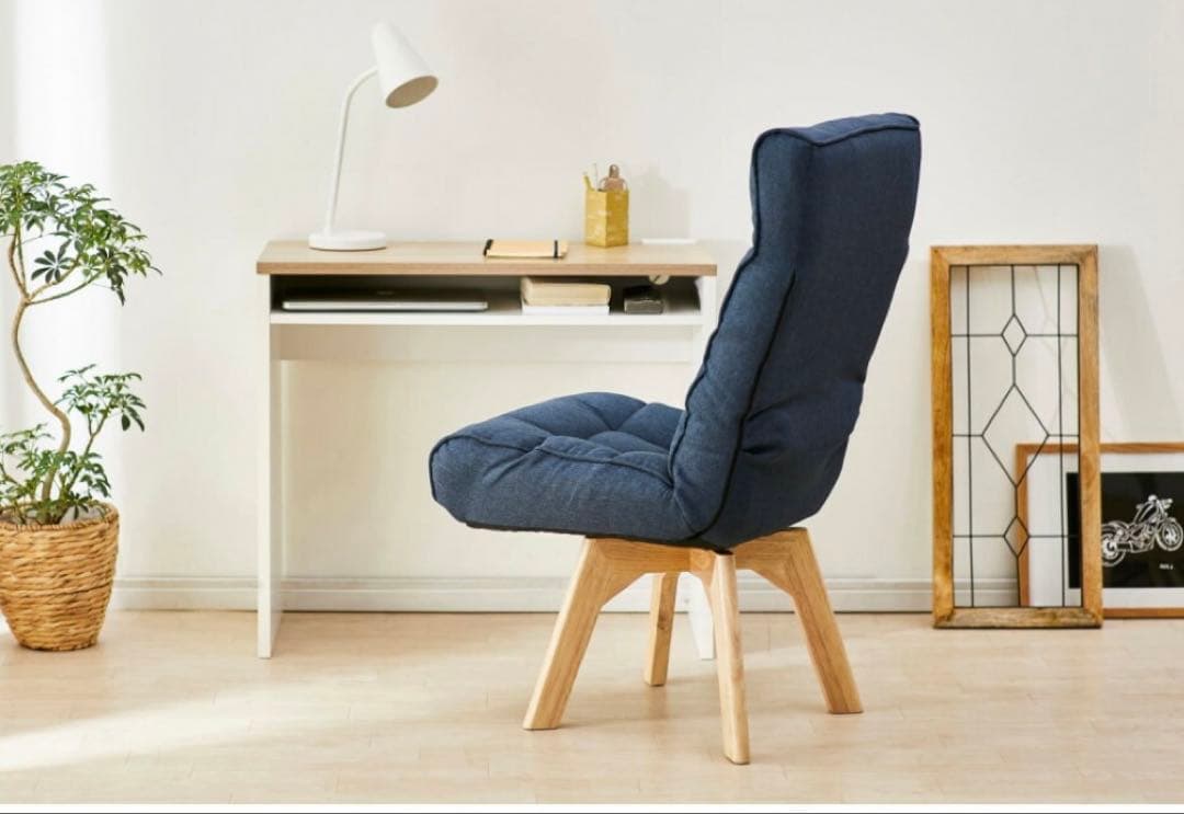 ネイビーのクッション付きハイバックソファ