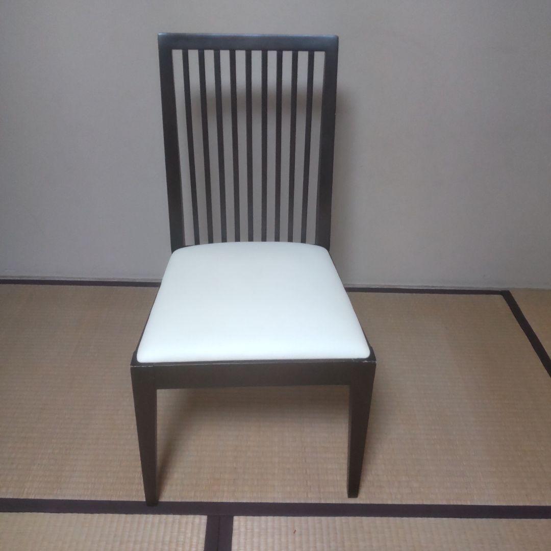 モダンなスラットバック木製椅子④