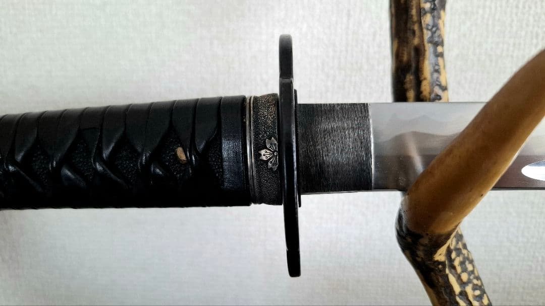 【高級居合刀】柄牛本革巻・鞘籐巻・二重刃紋　人気の2尺3寸5分、重さ鞘払851g