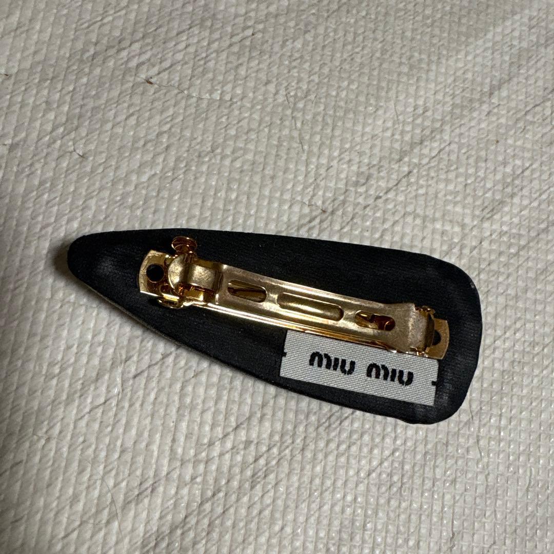 miu miu ロゴ入り黒バレッタ