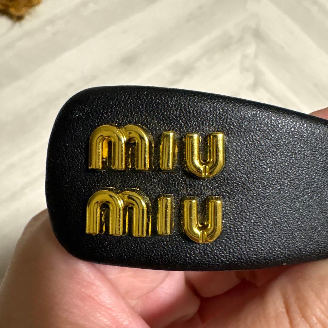 miu miu ロゴ入り黒バレッタ