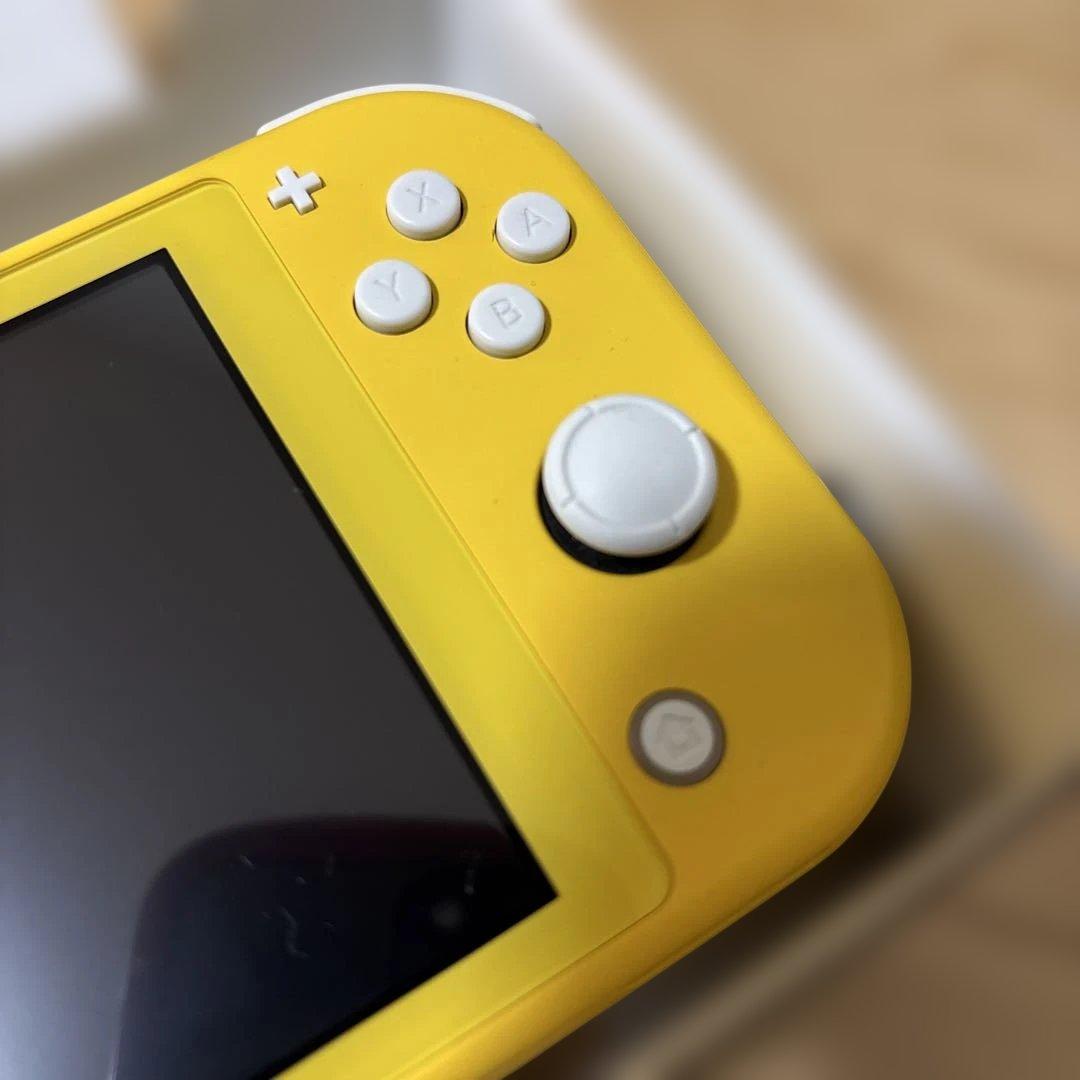 美品　任天堂Switchライト　イエロー　箱・ケース付き　初期化済み