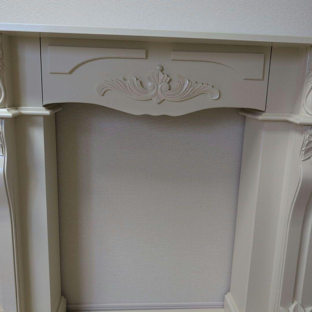 クリーム色の装飾的なマントルピース