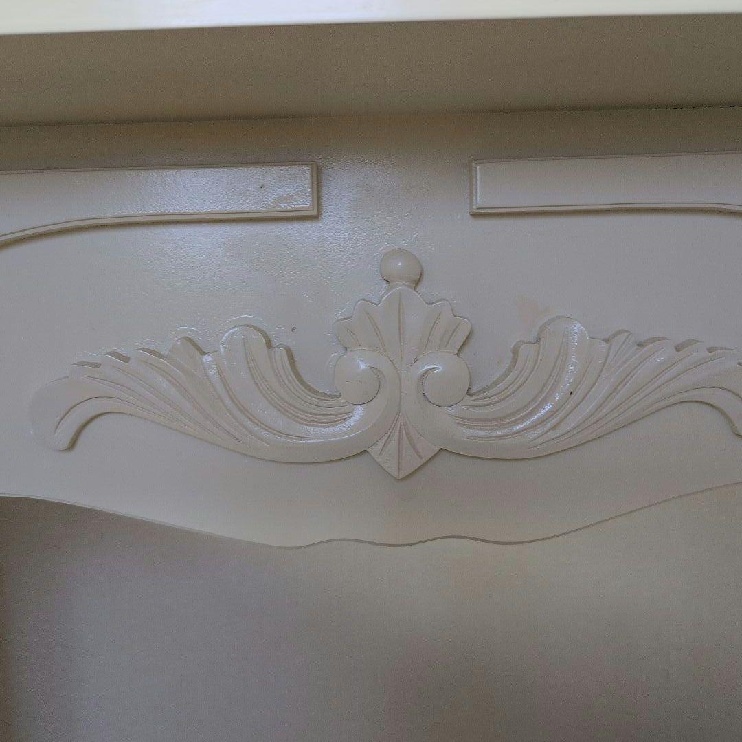 クリーム色の装飾的なマントルピース