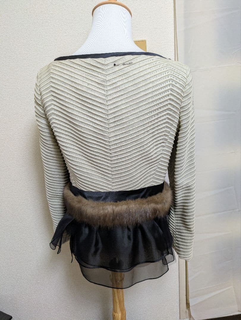 フリル付きファー長袖トップス