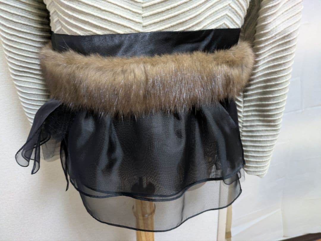 フリル付きファー長袖トップス