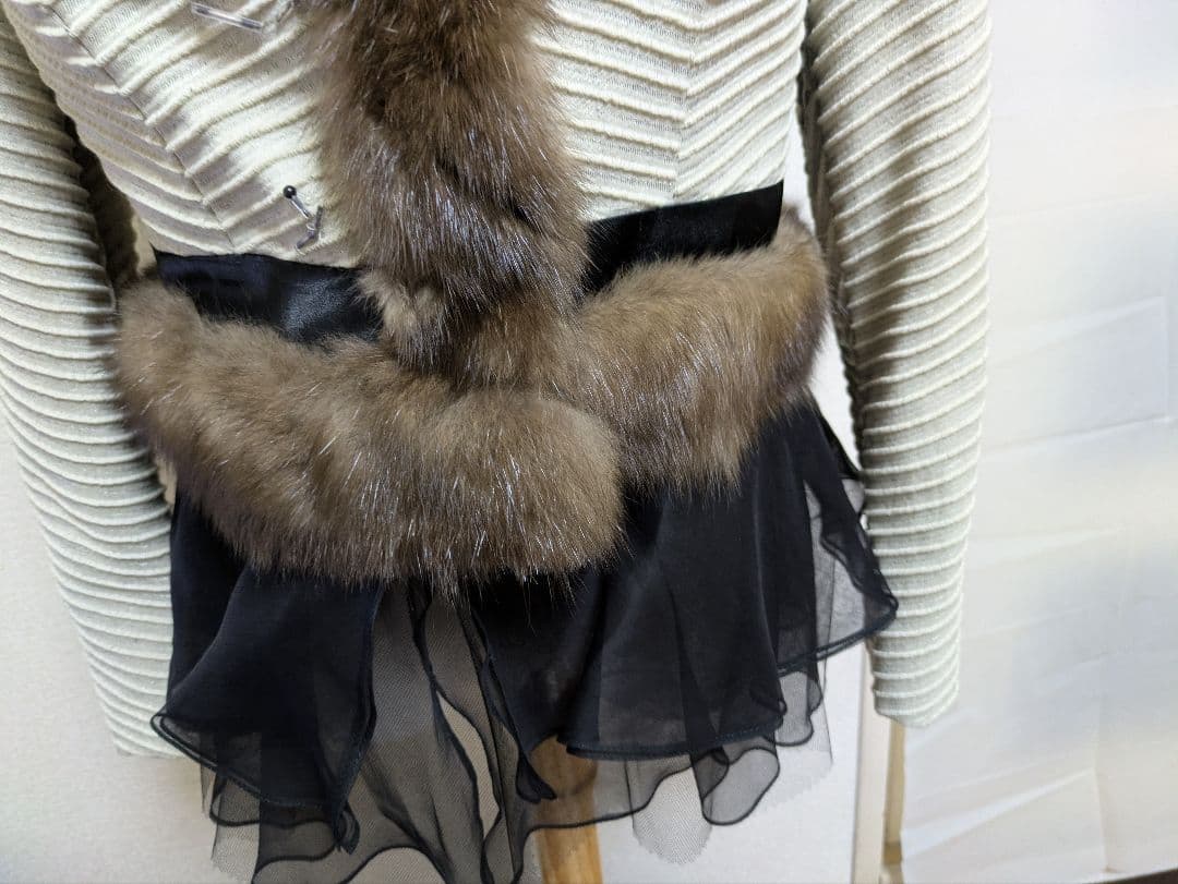 フリル付きファー長袖トップス