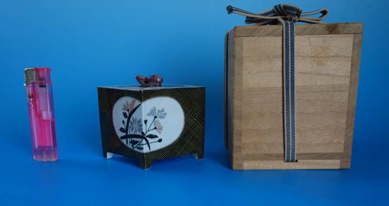 九谷焼　中村敬介　色絵　窓絵椿文　菱形香炉　香炉　茶道具　香道具　共箱 2443