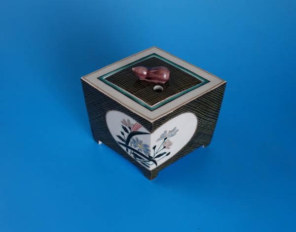 九谷焼　中村敬介　色絵　窓絵椿文　菱形香炉　香炉　茶道具　香道具　共箱 2443