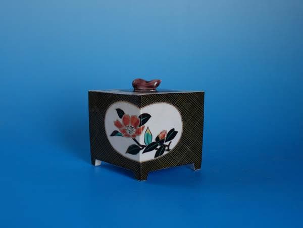 九谷焼　中村敬介　色絵　窓絵椿文　菱形香炉　香炉　茶道具　香道具　共箱 2443