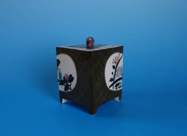 九谷焼　中村敬介　色絵　窓絵椿文　菱形香炉　香炉　茶道具　香道具　共箱 2443