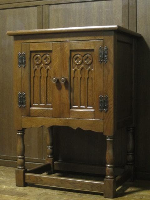 英国 クラシック サイドキャビネット 木彫刻 オーク サイドテーブル