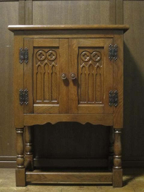 英国 クラシック サイドキャビネット 木彫刻 オーク サイドテーブル