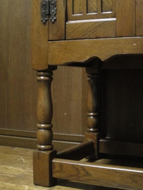 英国 クラシック サイドキャビネット 木彫刻 オーク サイドテーブル